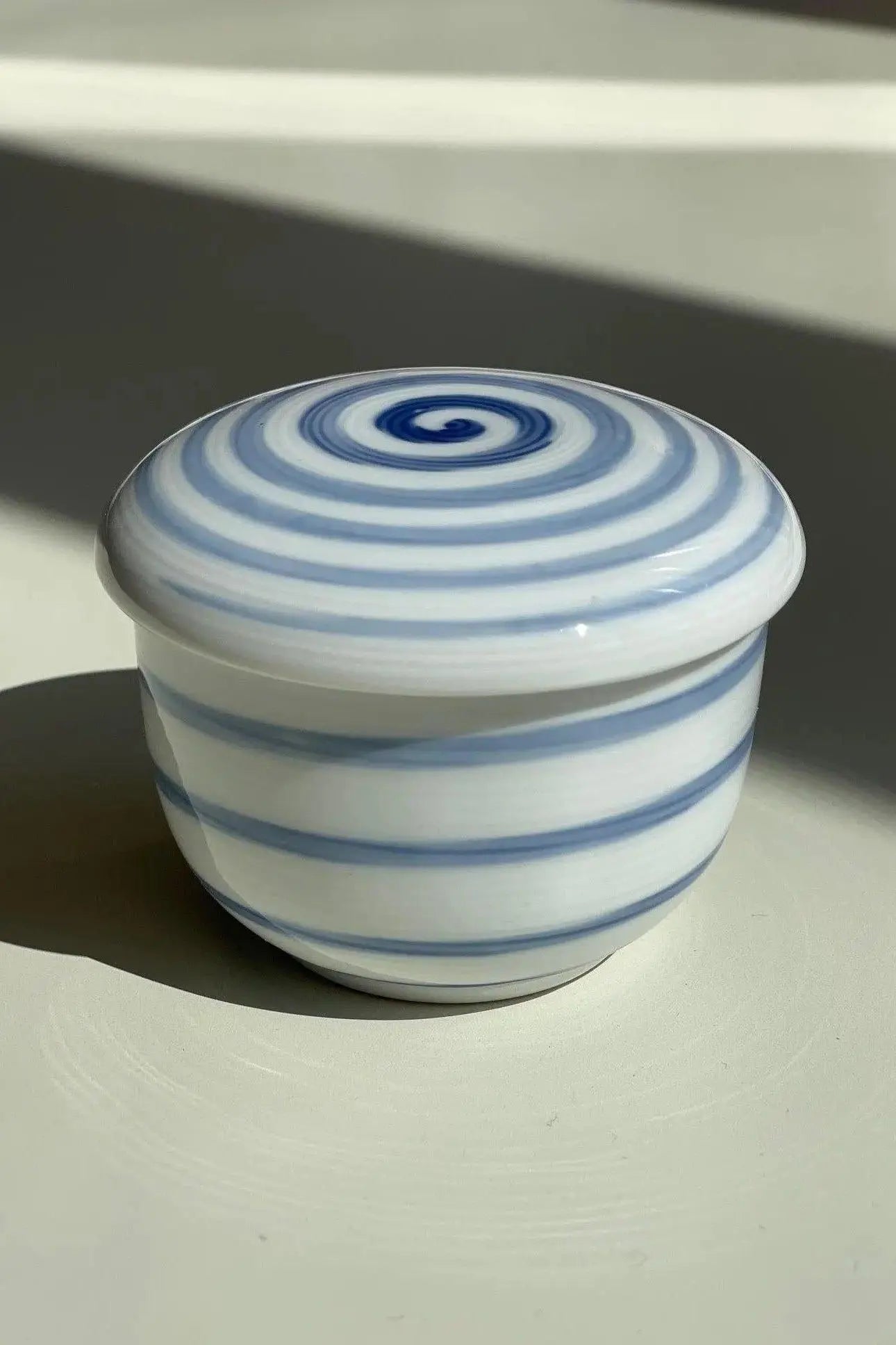 Lyseblå Spiralstribet Bonbonniere (Lågkrukke) Studio Hafnia