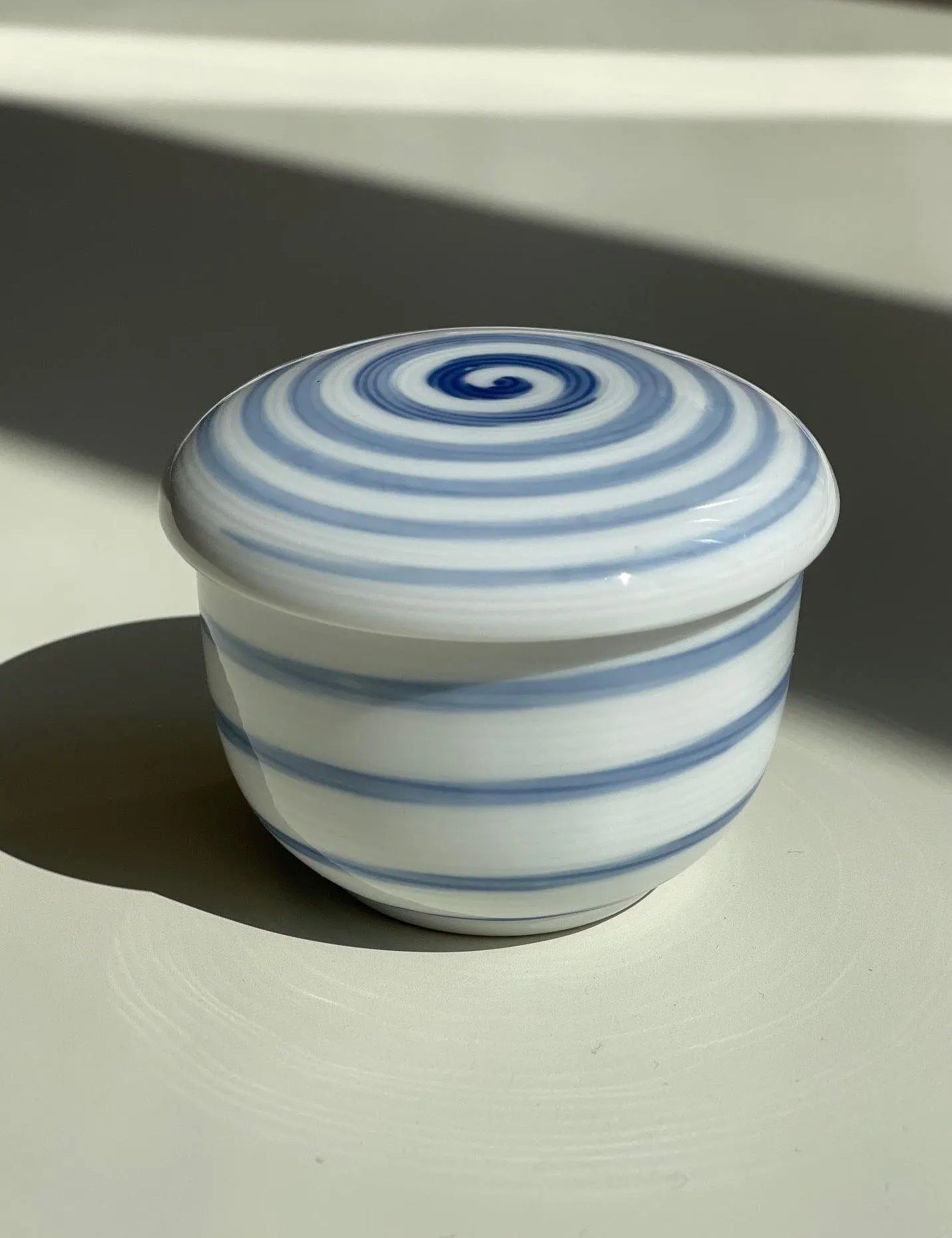 Lyseblå Spiralstribet Bonbonniere (Lågkrukke) Studio Hafnia