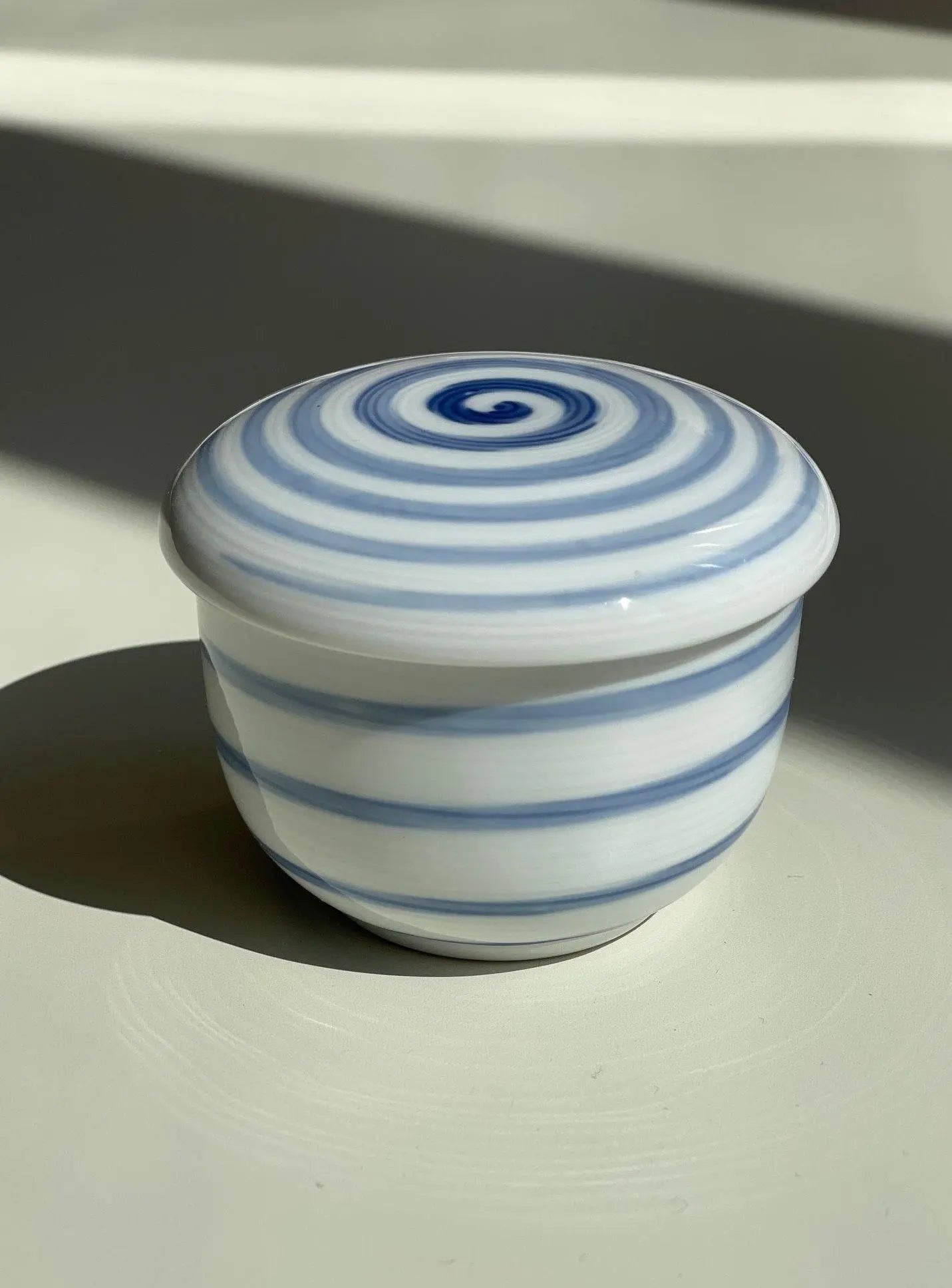 Lyseblå Spiralstribet Bonbonniere (Lågkrukke) Studio Hafnia