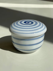 Lyseblå Spiralstribet Bonbonniere (Lågkrukke) Studio Hafnia