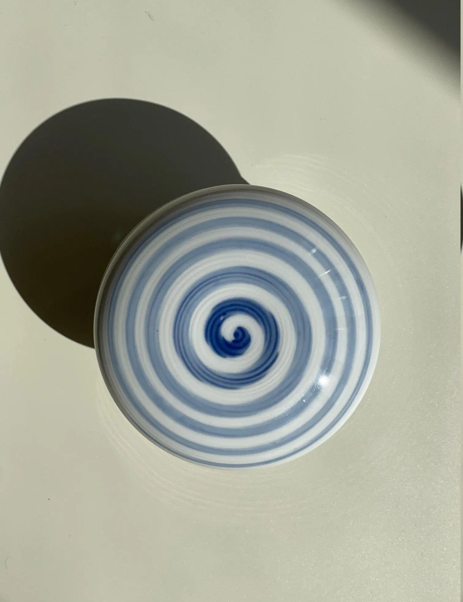Lyseblå Spiralstribet Bonbonniere (Lågkrukke) Studio Hafnia
