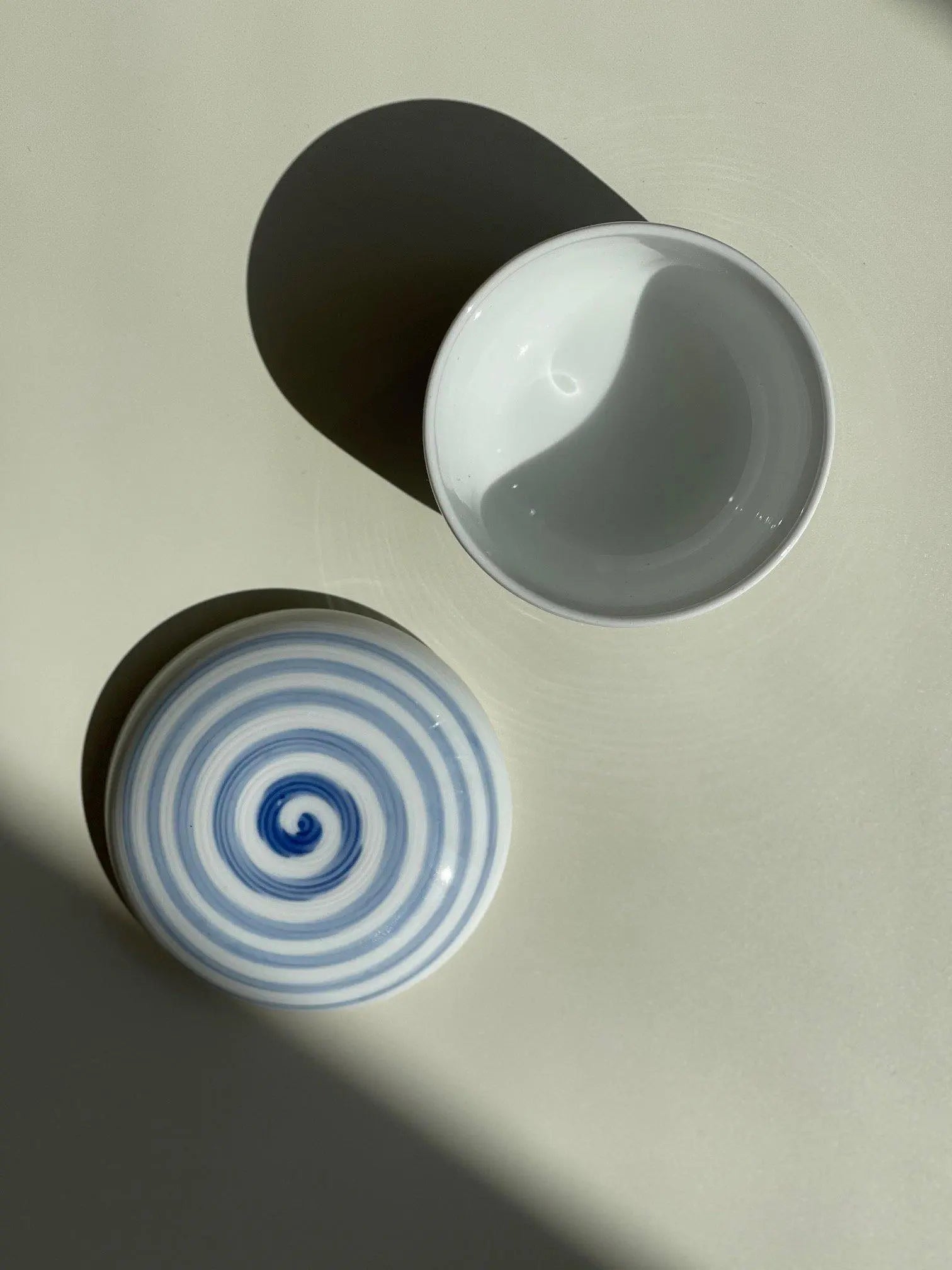 Lyseblå Spiralstribet Bonbonniere (Lågkrukke) Studio Hafnia