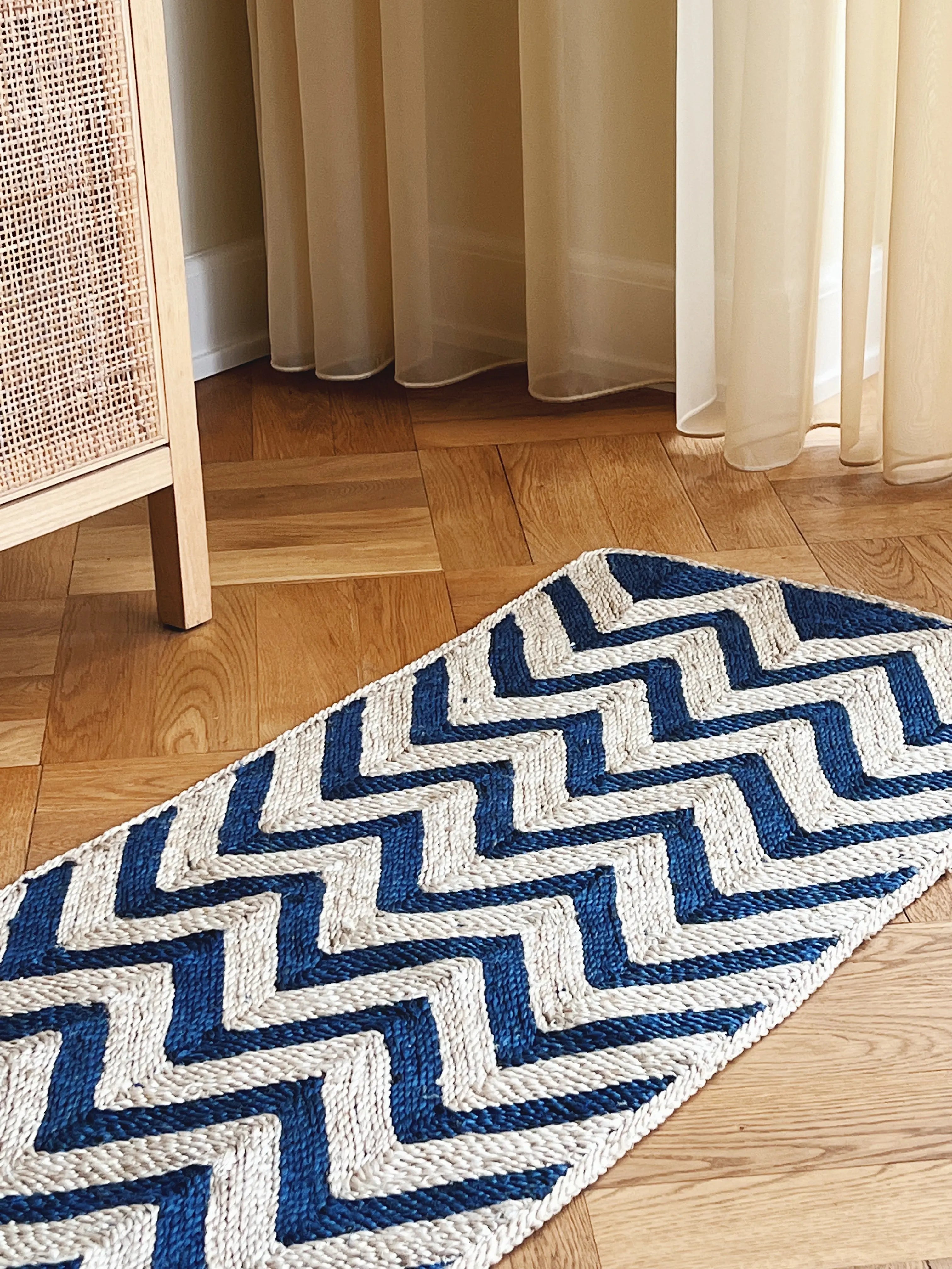 Maison Bengal | Zigzag gulvtæppe i jute | Blå/natur Maison Bengal