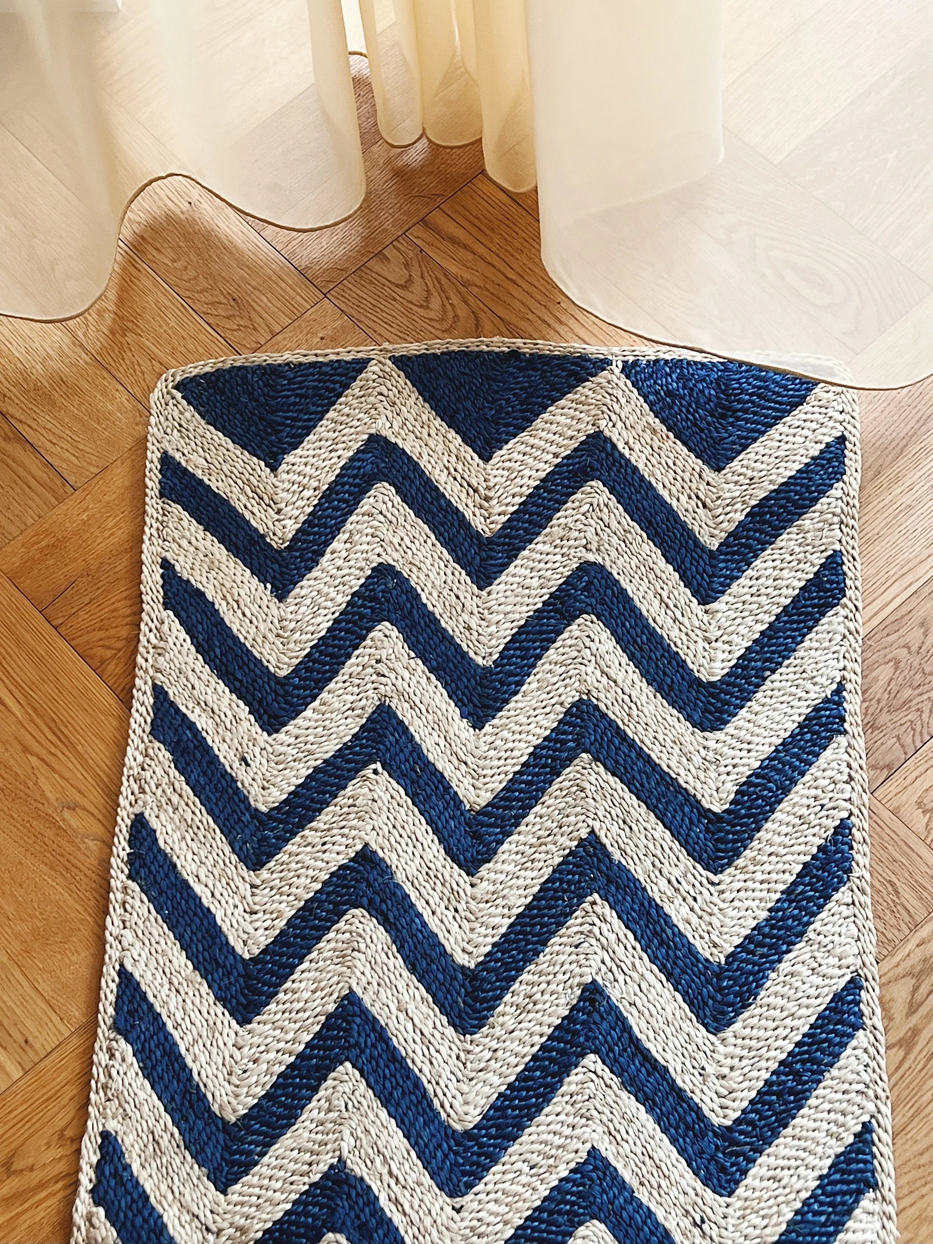 Maison Bengal | Zigzag gulvtæppe i jute | Blå/natur Maison Bengal