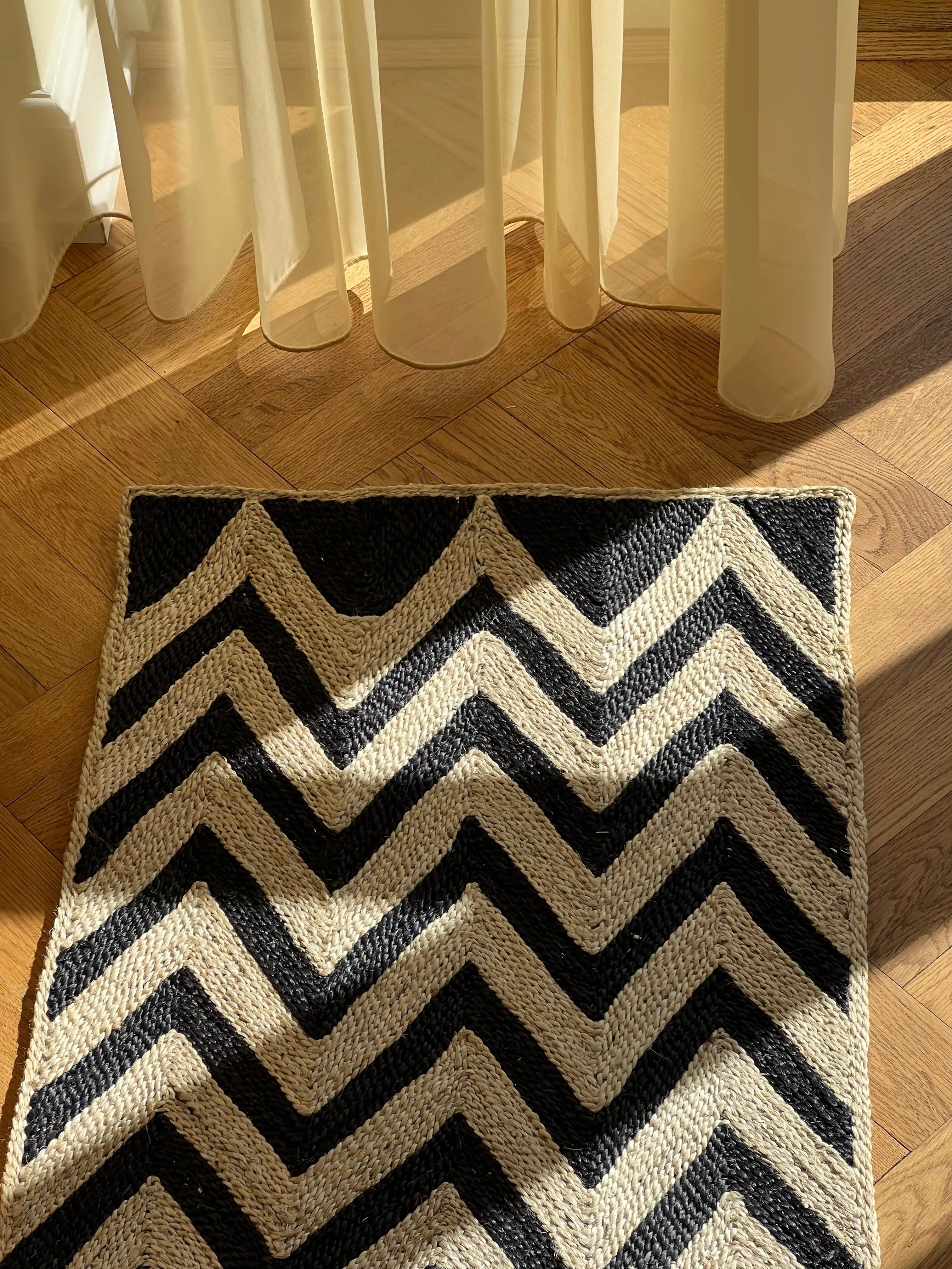 Maison Bengal | Zigzag gulvtæppe i jute | Sort/natur Maison Bengal