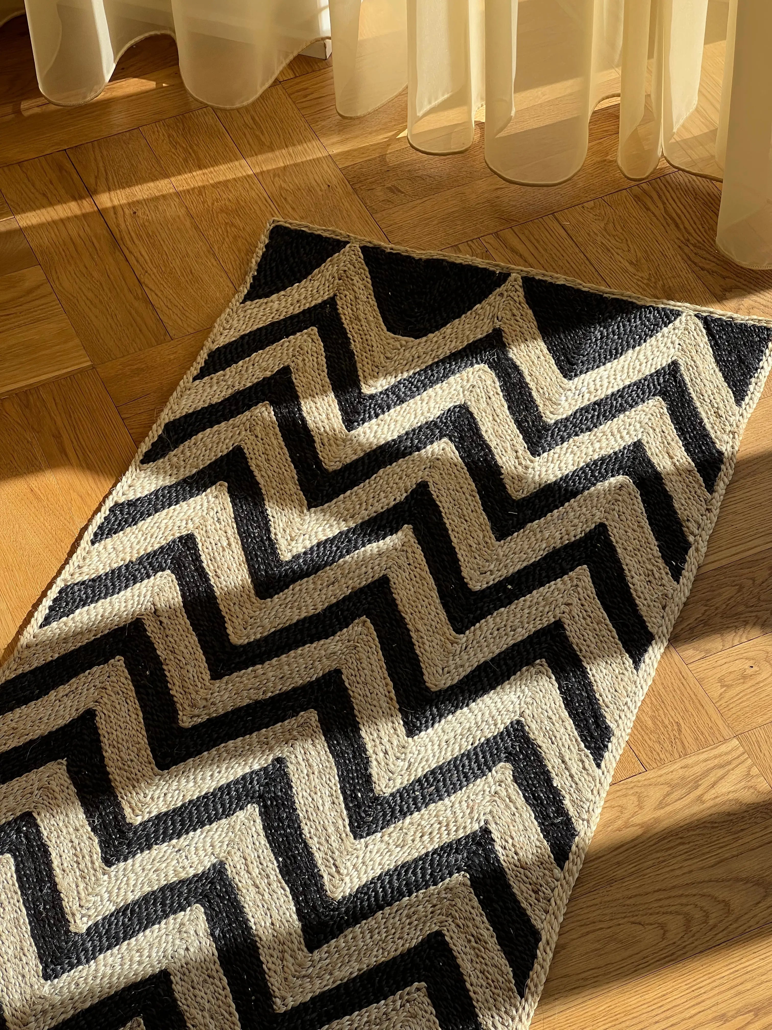 Maison Bengal | Zigzag gulvtæppe i jute | Sort/natur Maison Bengal