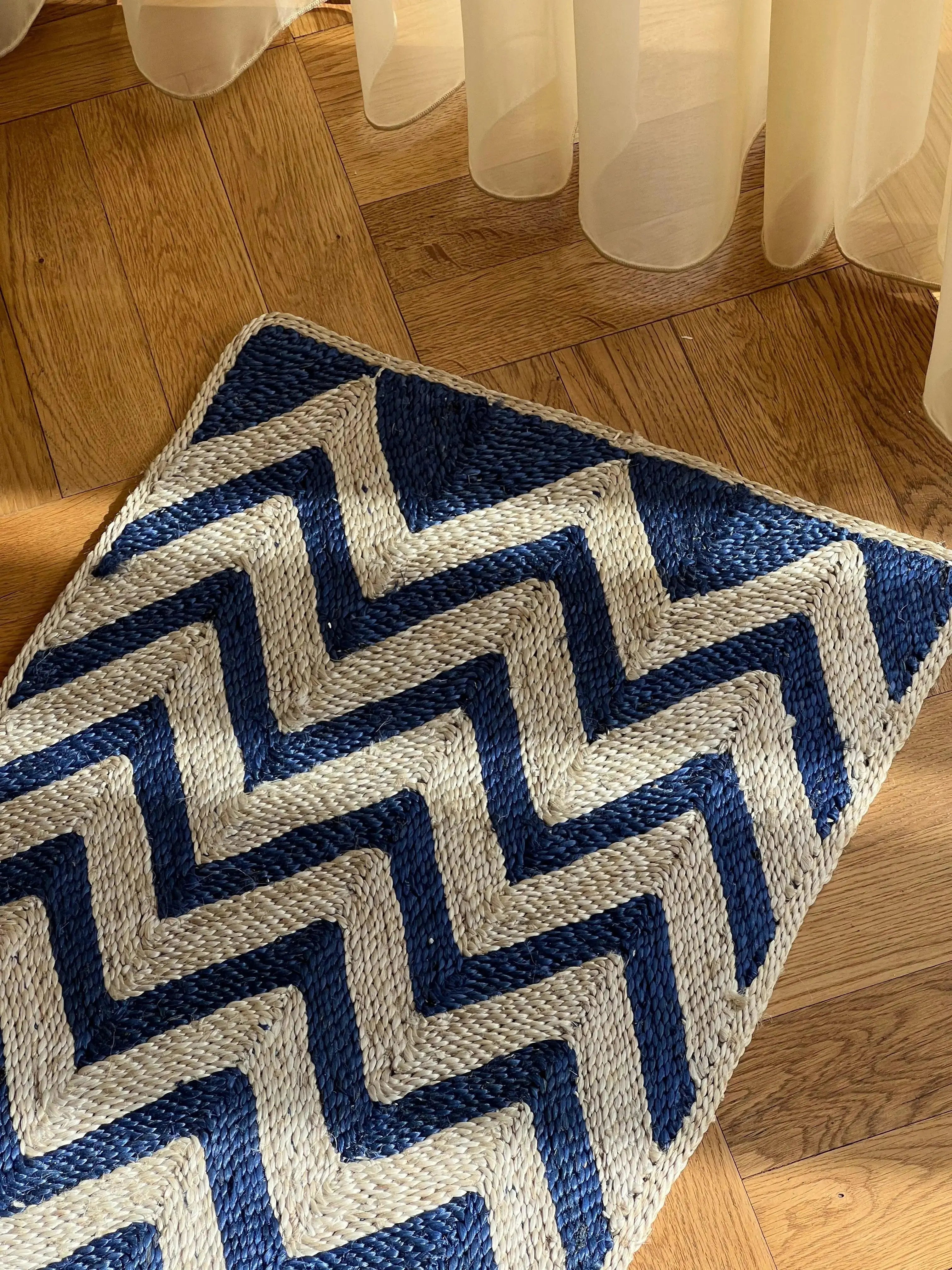 Maison Bengal | Zigzag gulvtæppe i jute | Blå/natur Maison Bengal