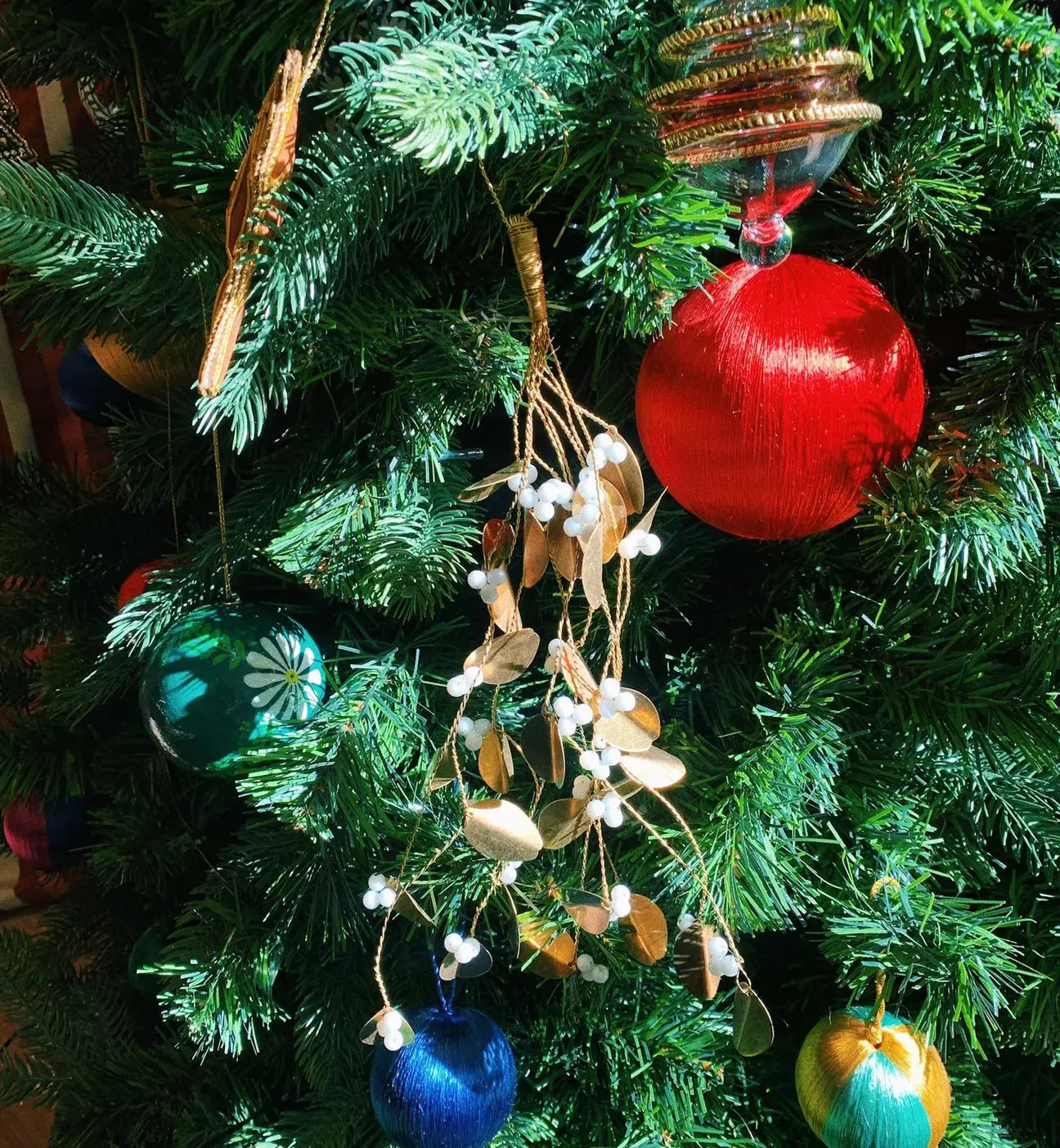 Mistelten ornament i messing Anna + Nina