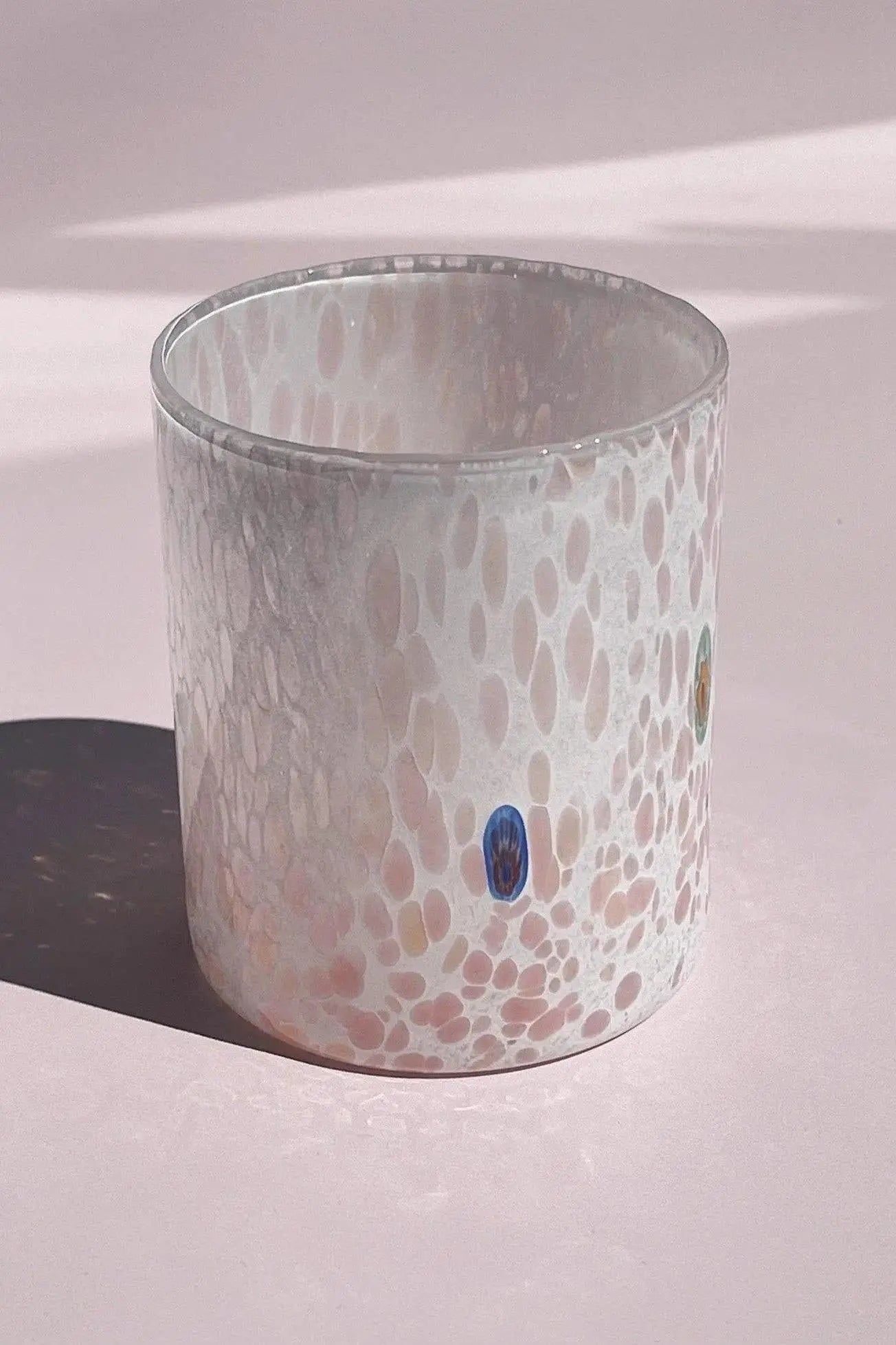 Murano Drikkeglas med flad bund | Hvid baggrund med pink prikker Studio Hafnia