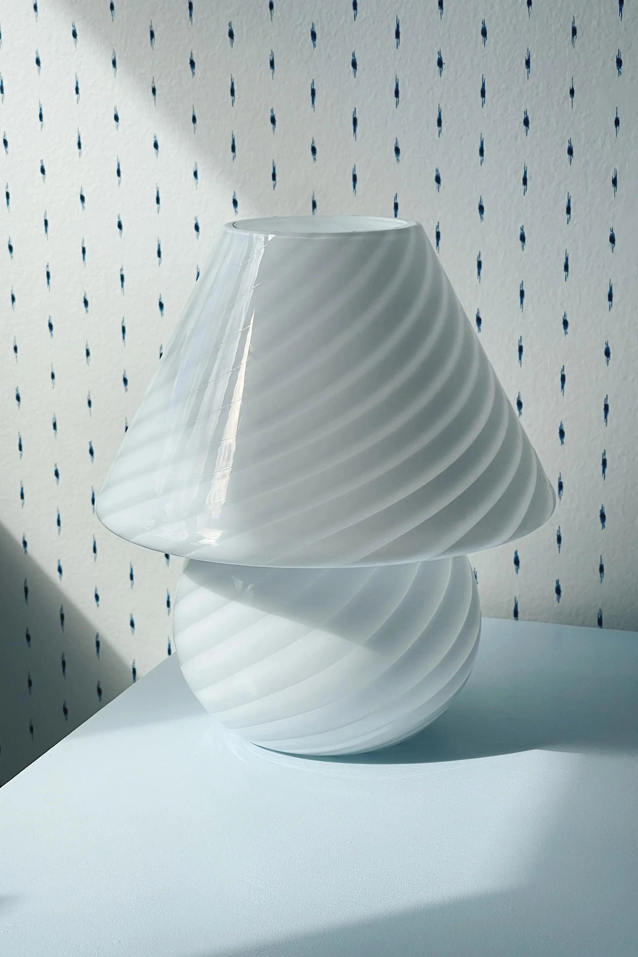 Murano Mushroom Swirl Bordlampe | Hvid, H26 cm Studio Hafnia