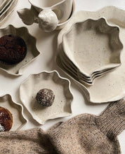 Musling underkop/sidetallerken af Christina Iversen Studio i creme, keramik Christina Iversen Studio