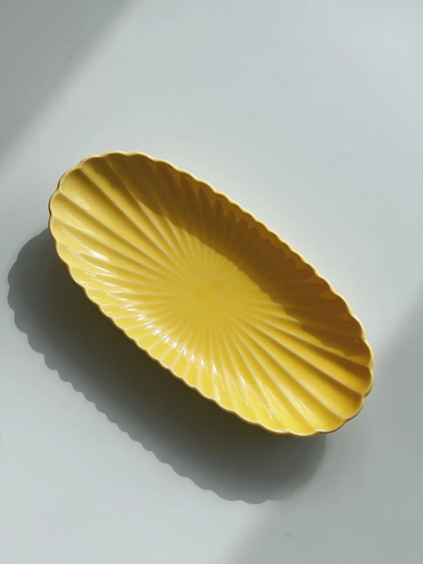 Ovalt fad/tallerken i keramik fra Japan | Gul Studio Hafnia