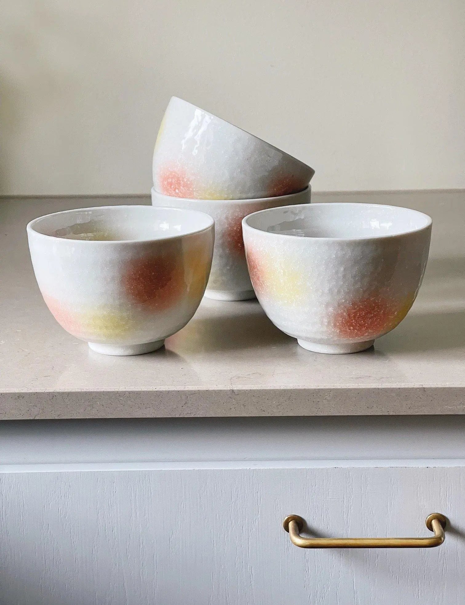 Pastelfarvet japansk skål i keramik | Gule og pink pletter Studio Hafnia