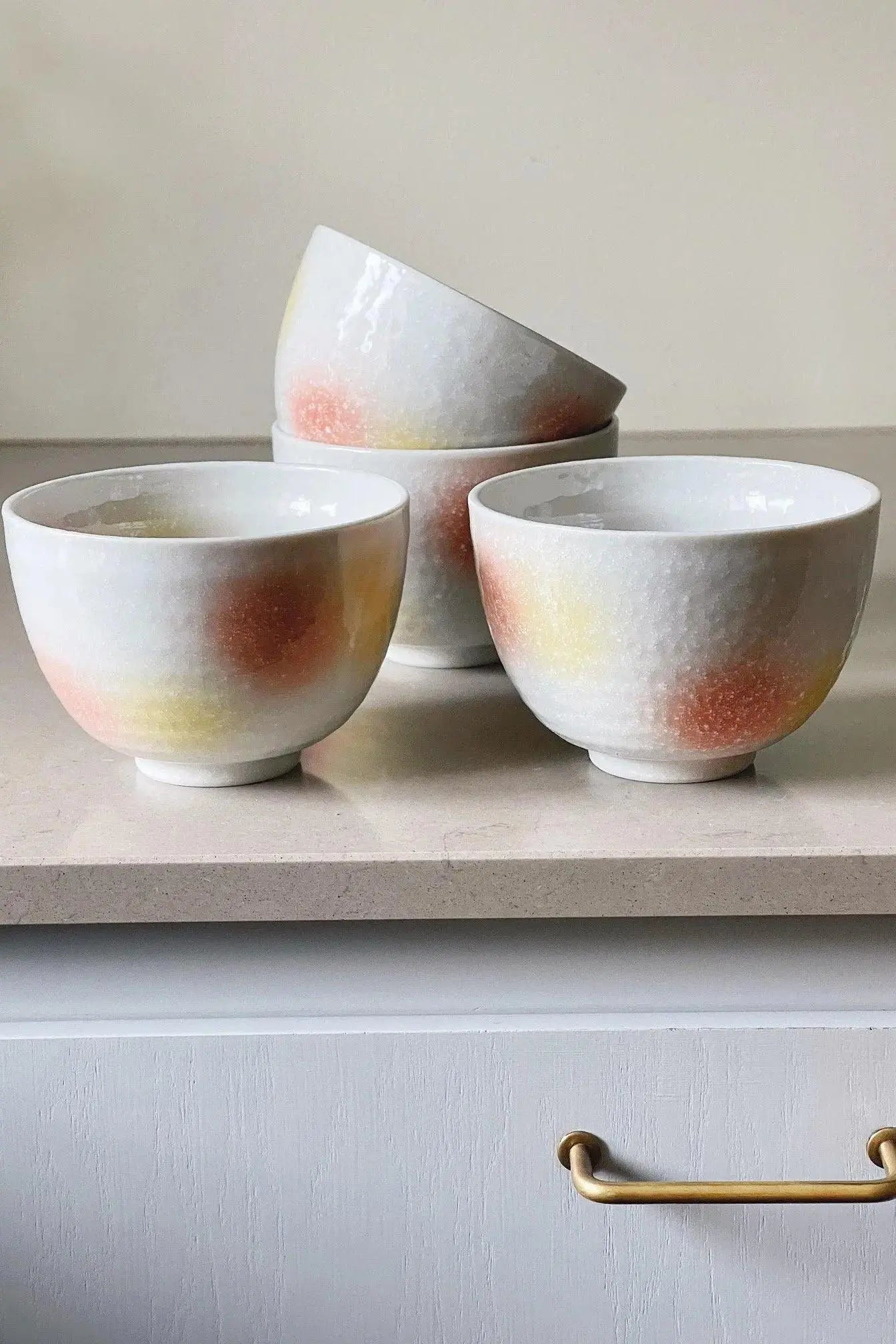 Pastelfarvet japansk skål i keramik | Gule og pink pletter Studio Hafnia