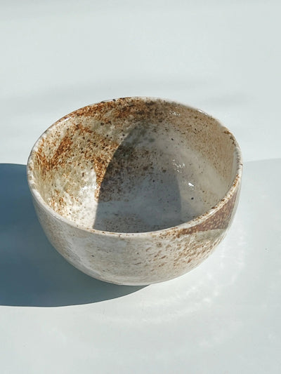 Sandfarvet skål fra Japan med brun og grøn glasur Studio Hafnia