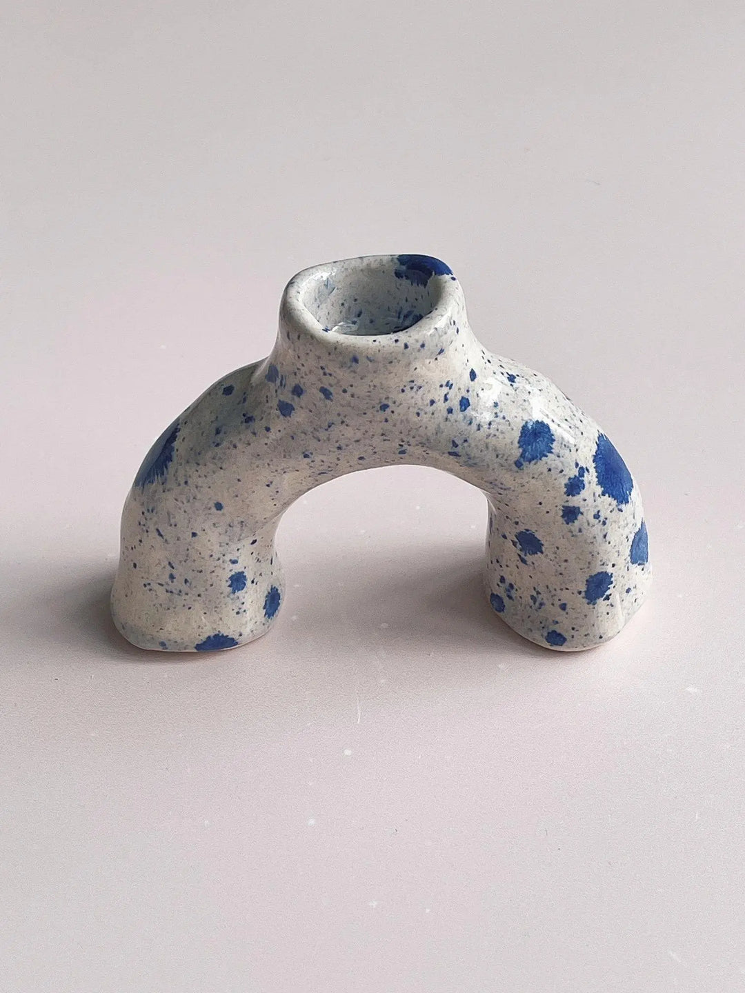 Single keramik lysestage af Emma Heegaard | Hvid/Blå Splash Emma Heegaard