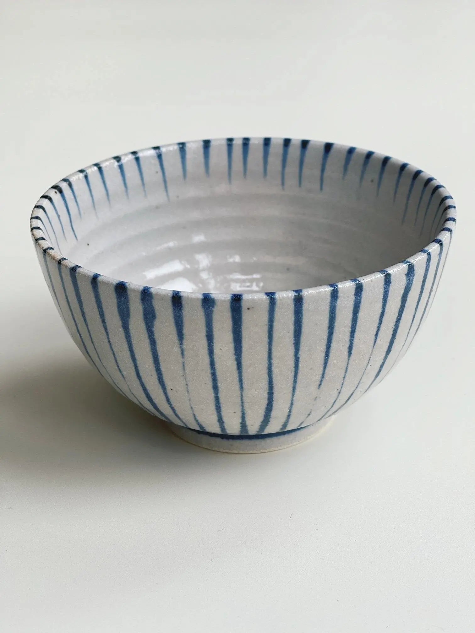 Skål med zebralignende, blå striber Studio Hafnia