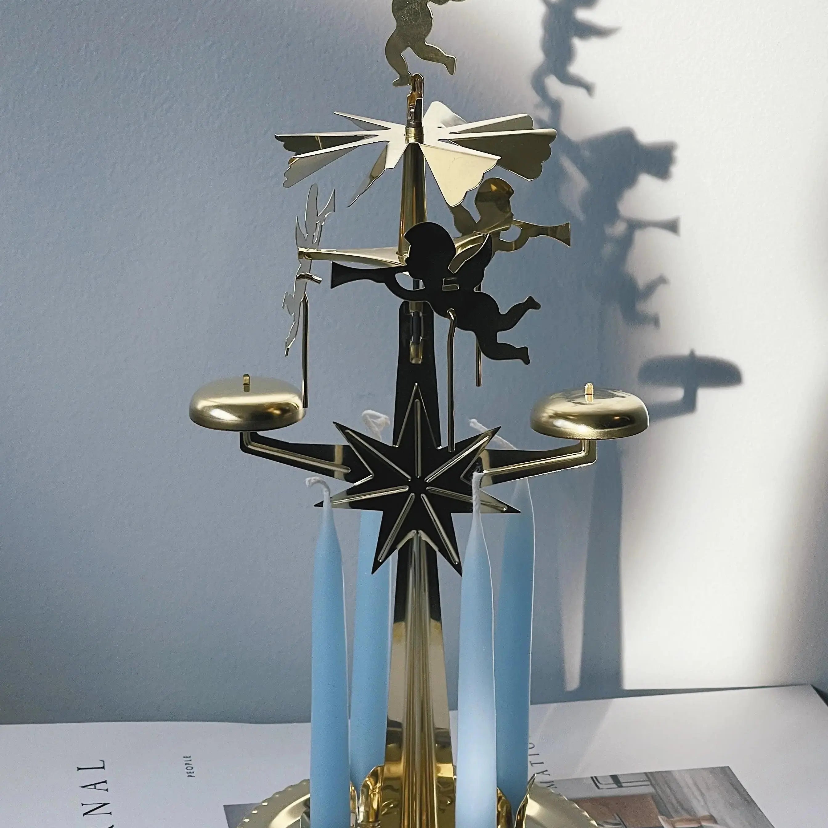 Svensk, klassisk englespil i messing med 4 hvide lys Studio Hafnia