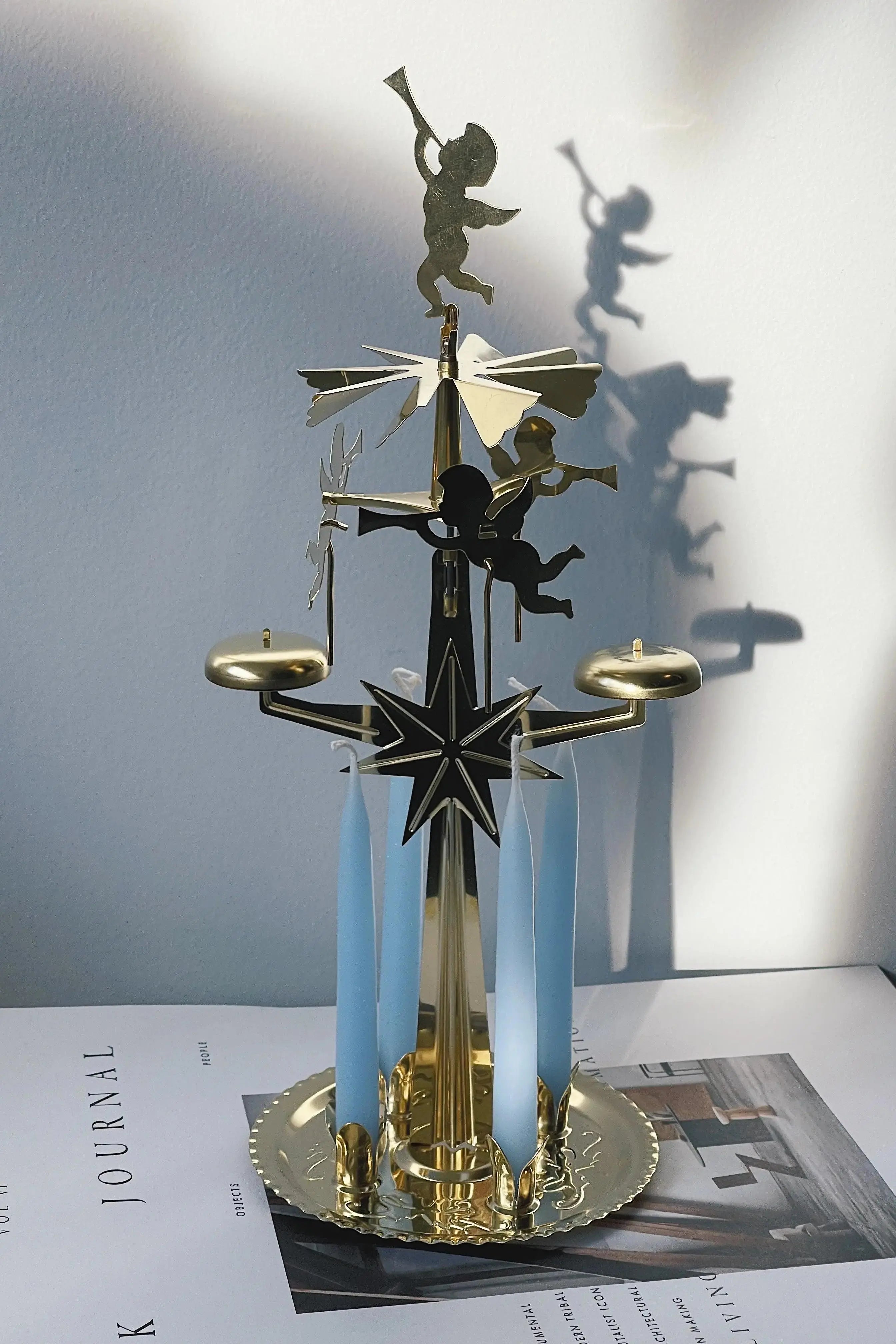 Svensk, klassisk englespil i messing med 4 hvide lys Studio Hafnia