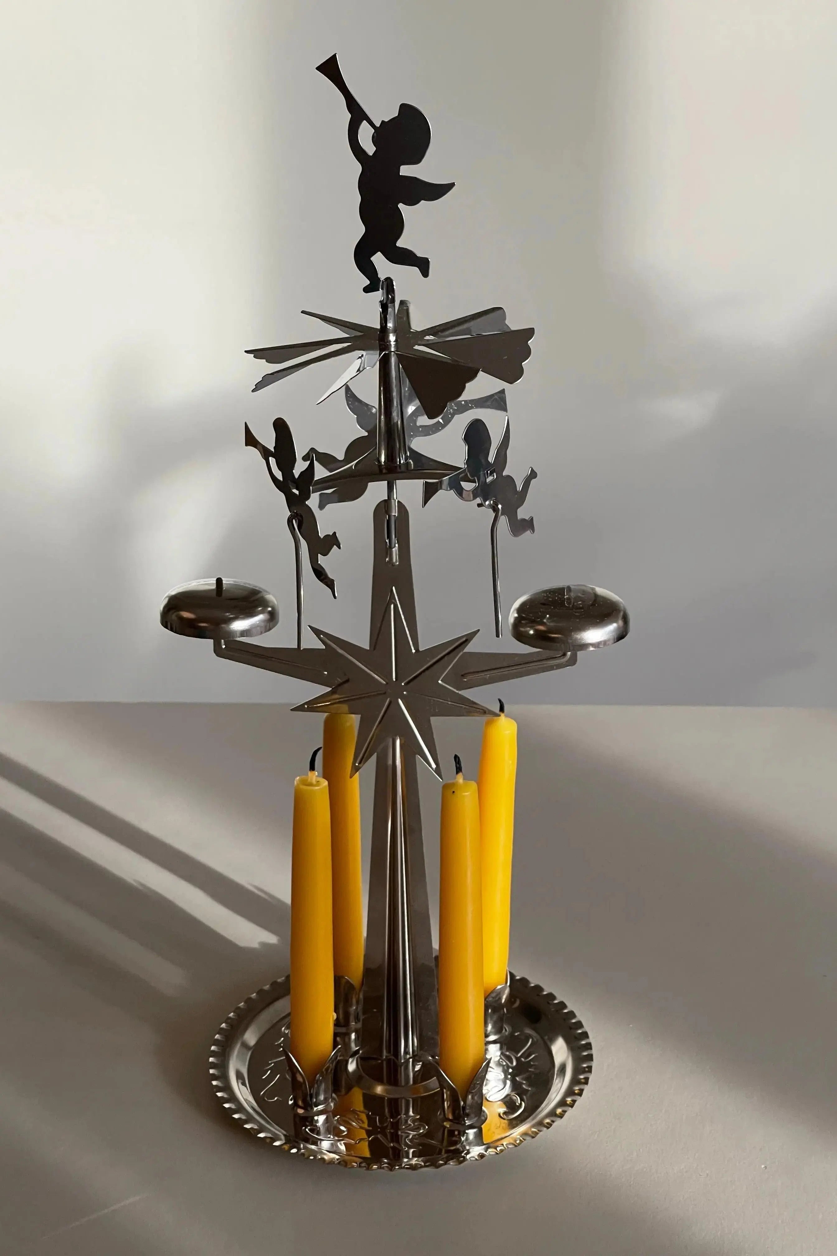 Svensk, klassisk englespil i sølv med 4 hvide lys Studio Hafnia