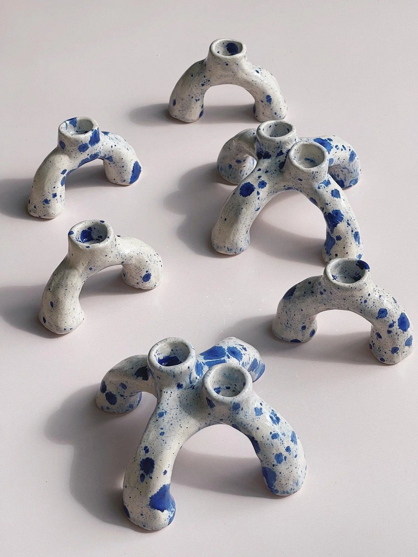 Twin keramik lysestage af Emma Heegaard | Hvid/Blå Splash Emma Heegaard