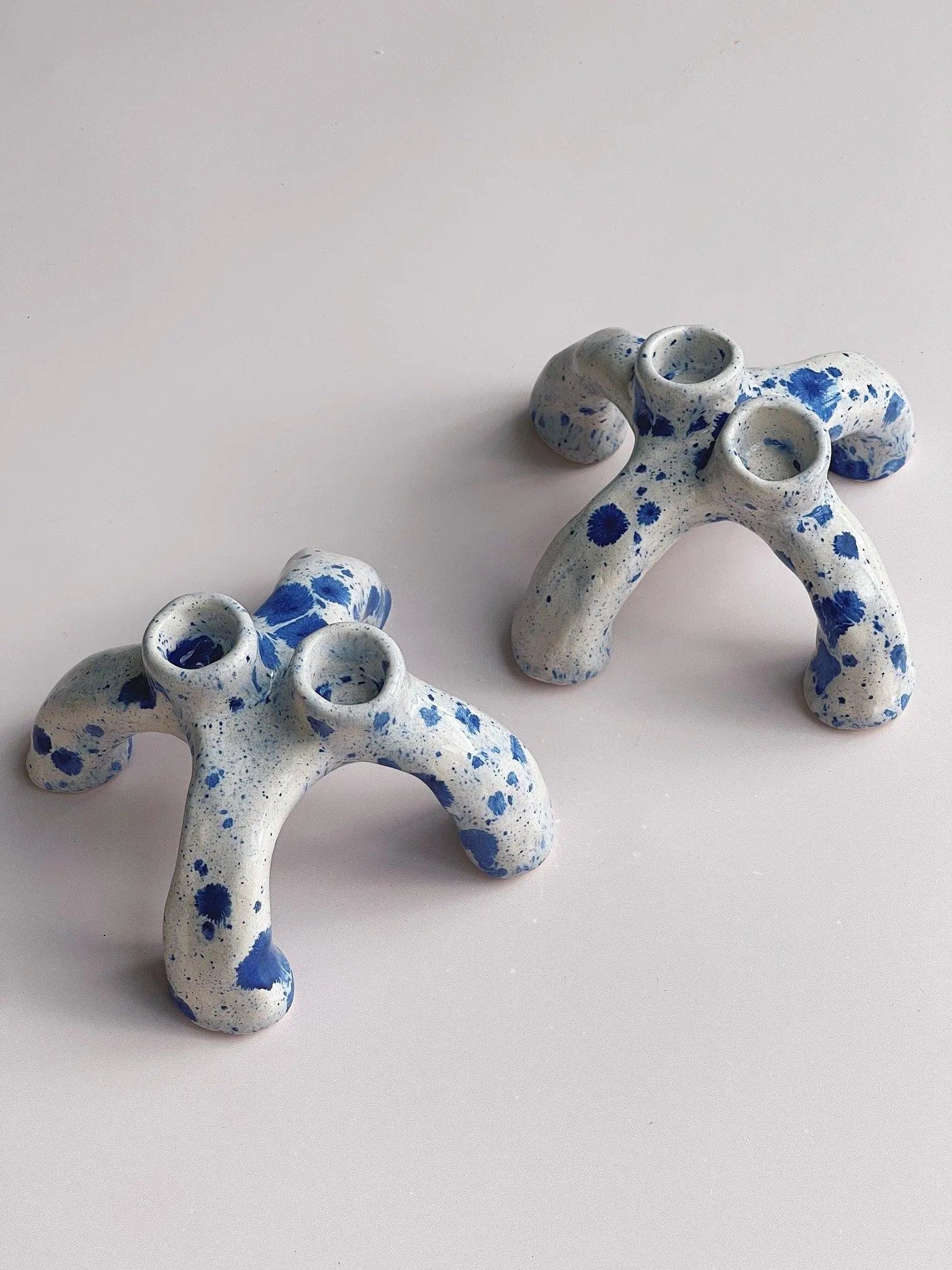 Twin keramik lysestage af Emma Heegaard | Hvid/Blå Splash Emma Heegaard