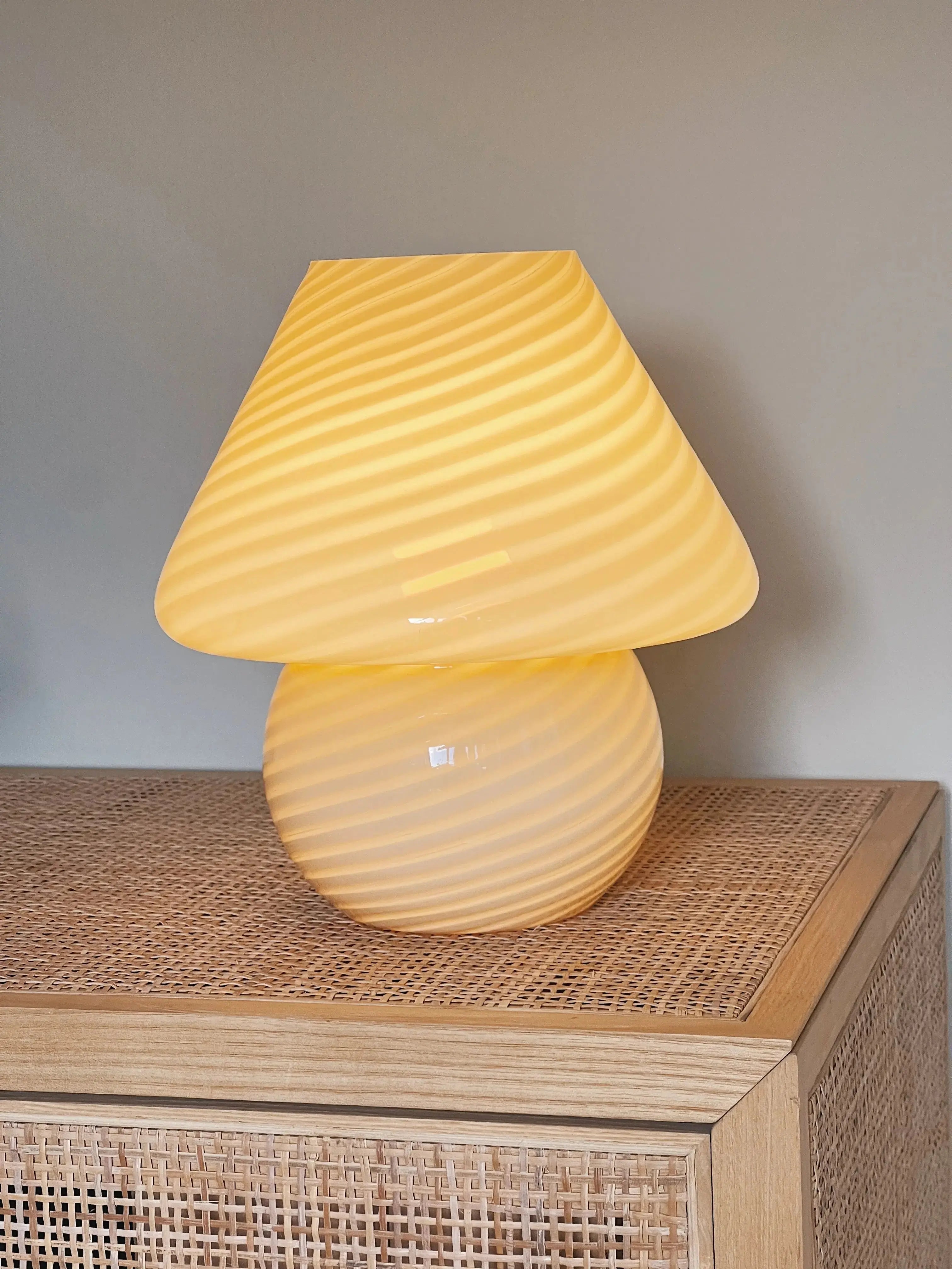 Vintage Murano Mushroom bordlampe | Lysegul/creme, H27 cm Studio Hafnia