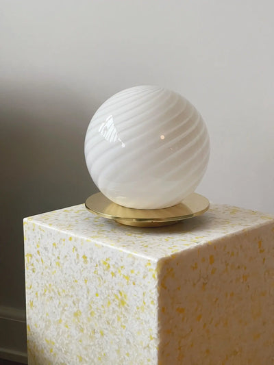 Vintage Murano swirl globe bordlampe | Hvid, H22 cm Murano